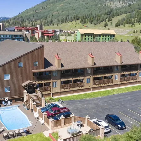 Cozy ski in , heated pool, on golf course, mtn view, tubing, king bed, garage