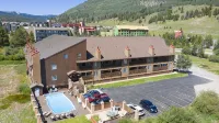 Cozy ski in , heated pool, on golf course, mtn view, tubing, king bed, garage - 2-Star