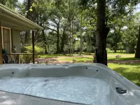 Old Country Charm 2 1/2 blocks from Main St Shopping/Private Get-a-Way w/Hot Tub - 鄉村度假屋