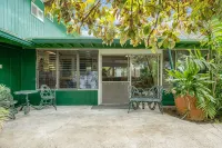 Tropical Gardens,4 Bdr, Large Yard, Pool, 5 min Walk to Beach,Koi Pond, Kailua - Private Pools