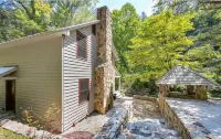 Helen's Newest Riverfront Rental on the Chattahoochee River - シャレー