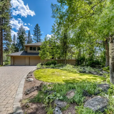 Modern Sunriver Luxury Home with Fenced Turf Pet Yard, Large Kids Room, SHARC !!