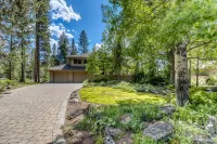 Modern Sunriver Luxury Home with Fenced Turf Pet Yard, Large Kids Room, SHARC !! - バルコニー