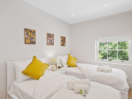 Stylish 2BR Marlow Stay + Parking - By Tempstay