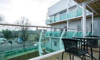 Skyvillion - Cozy Apartments in Enfield Town with Free Parking & Wifi
