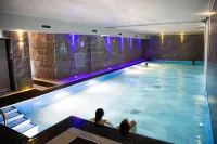 Holly Lodge Guest House with Free Off Site Health Club - piscine