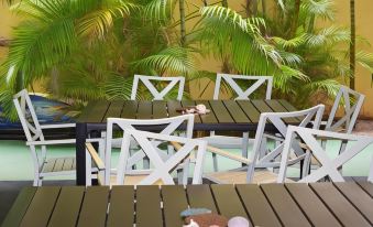 Polynesian Hostel Beach Club