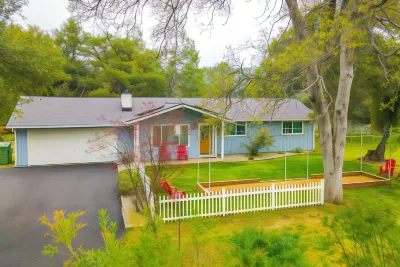 Dog-Friendly Oakhurst Home Walk to Downtown!