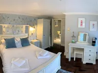 Ferrymans Cottage Hotels near St Mary's Church