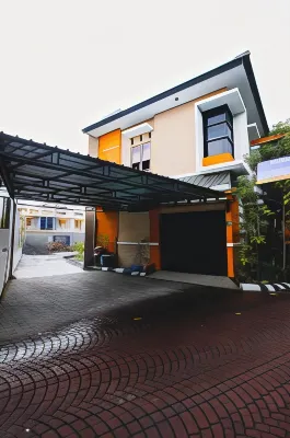 RedDoorz Plus @ Pogung Raya Hotels in Mlati