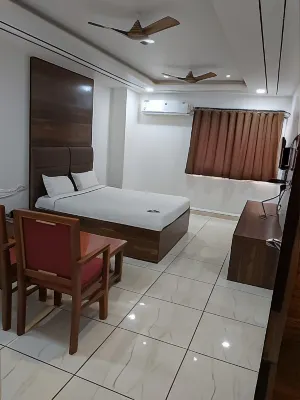 Hotel Sahasra DLA Отели рядом с достопримечательностью «Bhadrakali Temple»