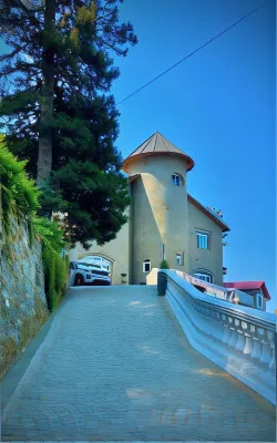 木蘭山莊 Kasar Devi Temple附近的飯店