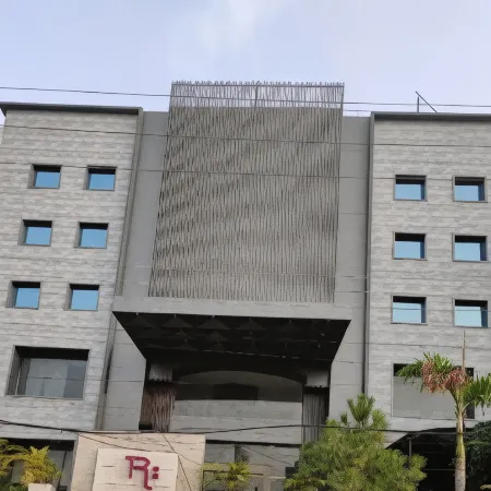 Regenta Place Amritsar Отели рядом с достопримечательностью «Колледж Хальса»