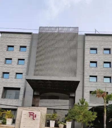 Regenta Place Amritsar Отели рядом с достопримечательностью «Guru Nanak Dev University»