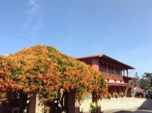 Mitkhoonyoum Hotel فنادق في Mae La Noi