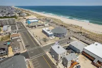 Ocean Block Haven: Stylish 1Br Retreat with Beach Badges Next to the Shore Store