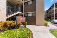 Papakea J405: Luxurious Ocean View Penthouse, 2 Min Walk to Beach, Many Updates!