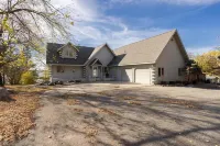 Pelican Lake Beautiful 5 bedroom - Chalets