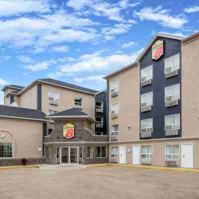 Super 8 by Wyndham Grande Prairie Hotel Exterior