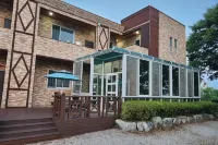 Anmyeondo Noeul Shimteo Pension - parkir