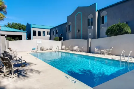 Studio 6 Pensacola, FL - West I-10 Отели в г. Кантонмент