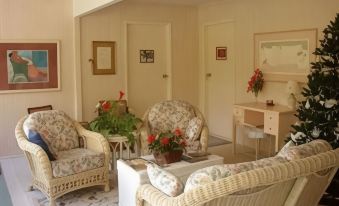 Hale-Hoola B & B