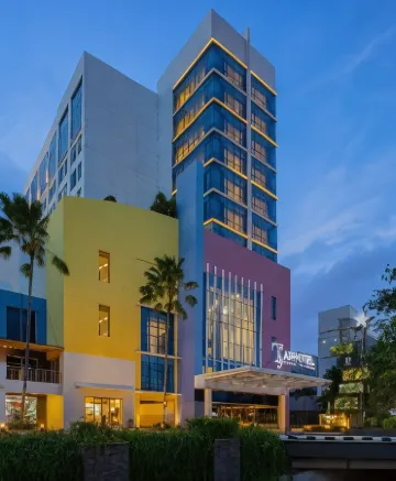 ARTOTEL TS Suites Surabaya Отели рядом с достопримечательностью «Java Aquatic»