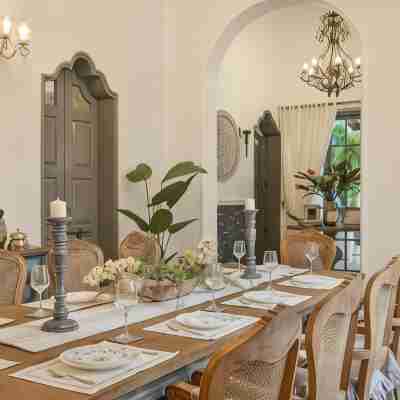 LohonoStays Maison9 Estate 4 Bedroom Dining/Meeting Rooms