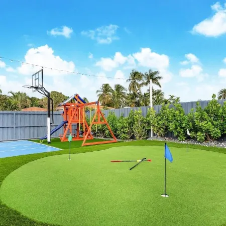 La Femme Paradise/ Heated Pool/ Mini Golf/ Pickleball/5 Bedrooms/Jacuzzi/BBQ
