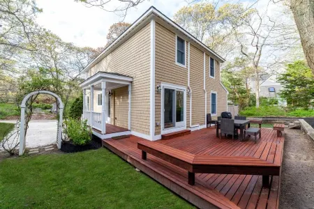 The Quintessential MV Home. Now Booking for 2026! Отели рядом с достопримечательностью «ЙМКА Мартас-Винъярд»