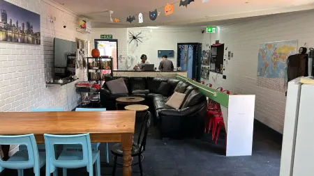 Shiralee Hostel -Note - Valid Passport Required to Check IN Отели рядом с достопримечательностью «Эдит Коуэн Юниверсити Маунт Лоли Кампус»