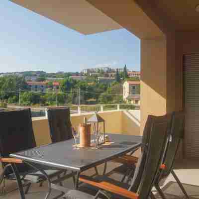Apartment Sleeps 4 with Sea View Rooms