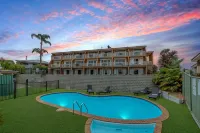 Sapphire Waters Motor Inn - Beach