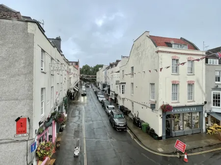 Cosy Oasis in the Heart of Clifton Village Отели в г. Абботс Ли