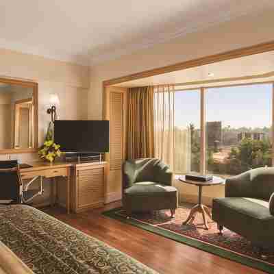 Ramada Plaza by Wyndham Palm Grove Rooms