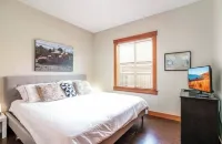 Amazing location! Steps to Okanagan Beach. Lakeview condo