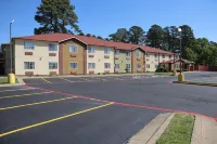 HomeTown Inn & Suites - parking