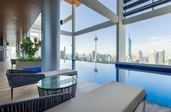 ザ コロニー & ザ ラックス, クアラルンプール バイ キャノピー ライブズ