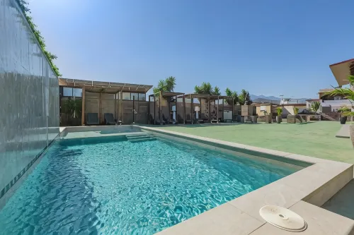 Valtisya Pool and Airport - Uima-altaat