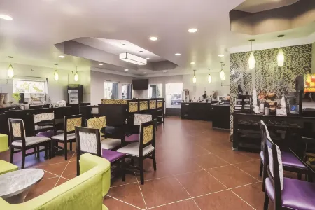 La Quinta Inn & Suites by Wyndham Louisville East Отели в г. Джефферсонтаун