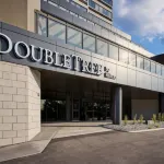 DoubleTree by Hilton Windsor Hotel and Suites Отели рядом с достопримечательностью «Университет Ассумпшен»