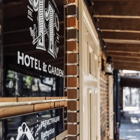 11 Hotel & Garden (11 отель и сад)