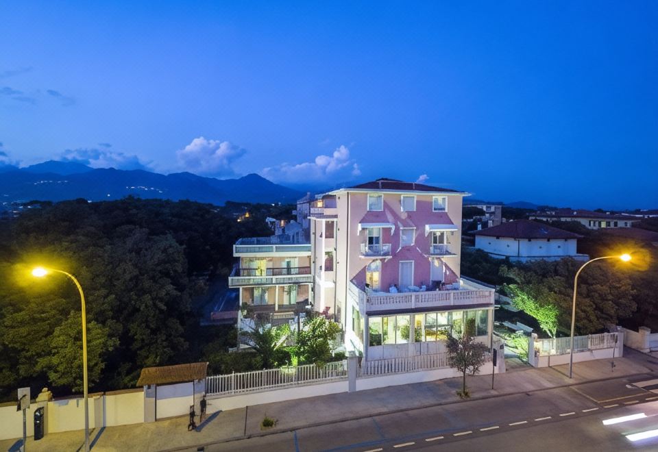 Hotel Happy - Housity