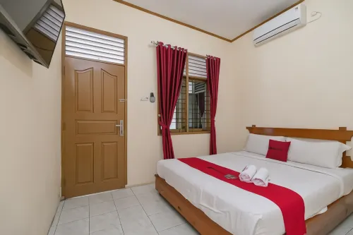 RedDoorz Near RS Awal Bros Sudirman Pekanbaru Hotels in Bukit Raya
