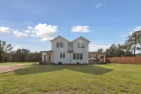 Luxury Villa with Huge Kitchen/ Hot Tub/ Barrel Sauna