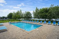 Lakeside Inn - Pools