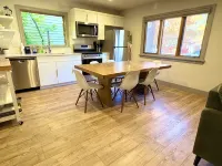 Downtown cottage with hot tub and fenced yard - 4 estrellas