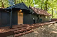 Riverfront Cabin: Iconic Mt. Index Views & Hot Tub - Alppimaja