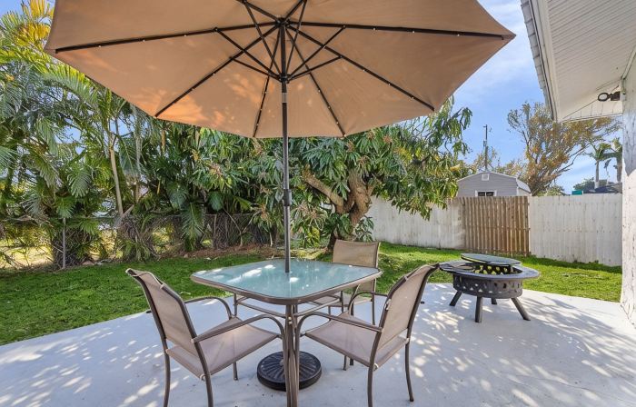 Rare 3 Bedroom House, 5 Minutes Drive to Beach, Events Permitted