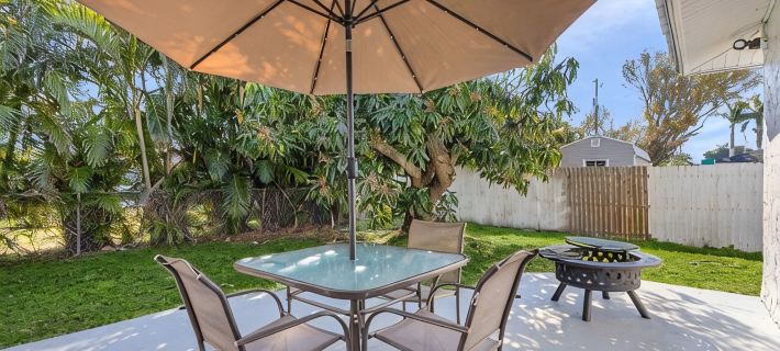Rare 3 Bedroom House, 5 Minutes Drive to Beach, Events Permitted アイオナのホテル